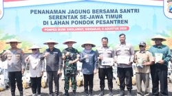 Bupati Sidoarjo, Subandi dan Kapolresta Sidoarjo Tanam Jagung Bersama Santri, Dorong Swasembada Pangan Nasional 2025
